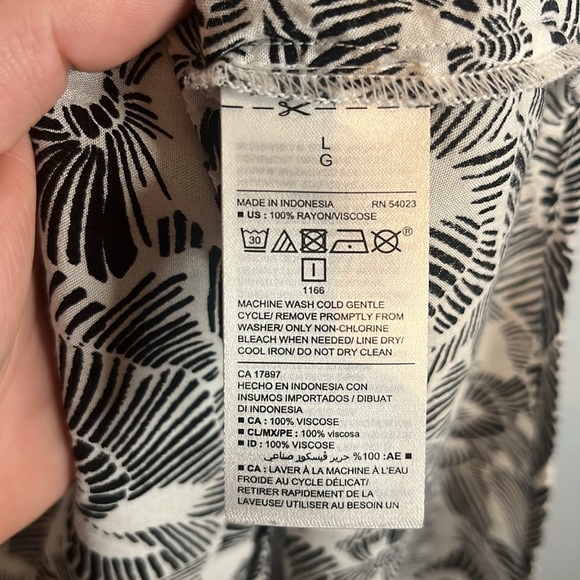 Pretty Floral Black and White Tank size Large Old Navy - Picture 5 of 5